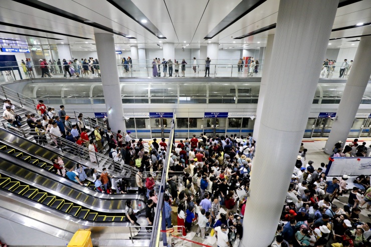 Lượng khách tập trung về vui chơi quá lớn, trong đó nhiều khách chọn đi tàu Metro số 1 khiến các chuyến tàu từ sáng sớm luôn trong tình trạng quá tải, kẹt cứng.