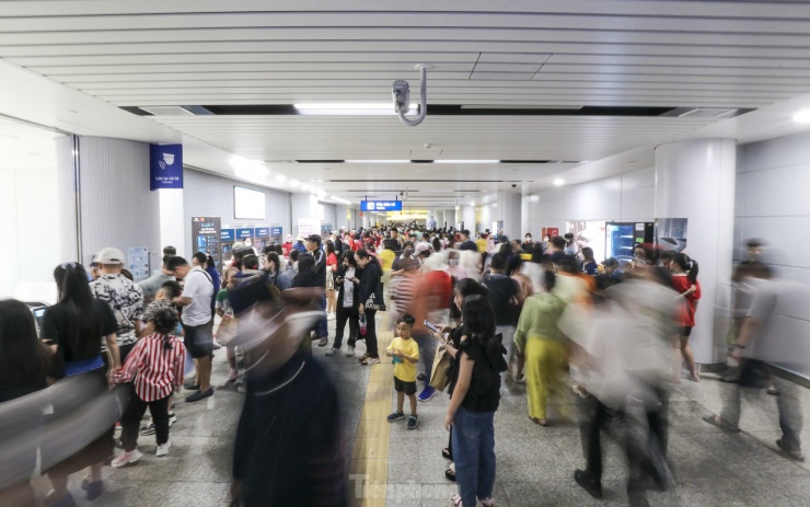 Giống như những ngày trước đó, lượng hành khách đổ về ga metro số 1 (Bến Thành - Suối Tiên) tăng đột biến, gây ra tình trạng quá tải.