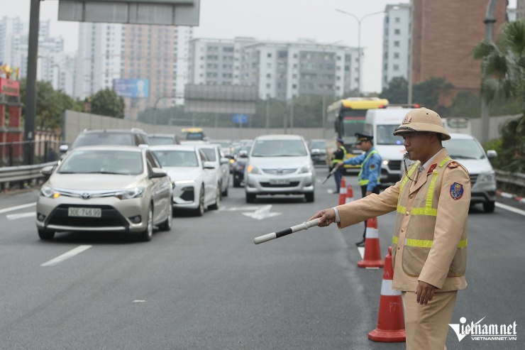 Đại diện Đội Tuần tra kiểm soát giao thông đường bộ cao tốc số 3 (Cục CSGT) cho biết, lưu lượng phương tiện gia tăng từ trưa nay và sẽ tiếp tục tăng cho đến chiều tối 2/2.