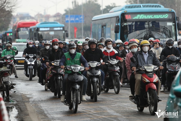 Tại nút giao Ngọc Hồi - Đỗ Mười (đoạn trước cửa Bến xe Nước Ngầm), mật độ phương tiện tham gia giao thông tăng hơn hẳn so với hai ngày trước đó.