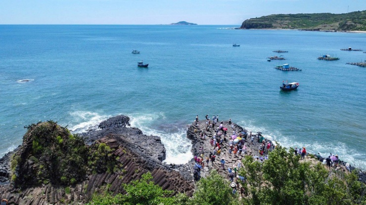 Di tích Gành Đá Đĩa mang vẻ đẹp hoang sơ, gần gũi, nét đặc trưng của làng ven biển miền Trung.