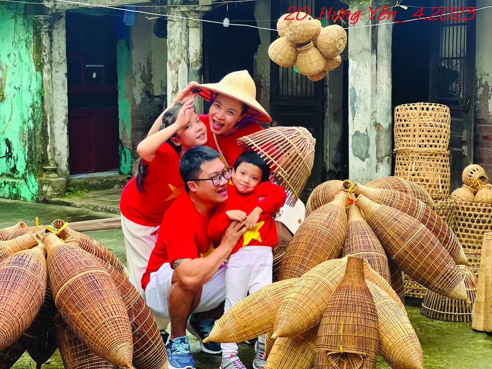 Ý tưởng thực hiện bộ ảnh với áo cờ đỏ sao vàng xuyên Việt của chị Thùy đã thành công rực rỡ.