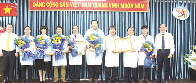 Ủy ban nhân dân TP.HCM trao bằng khen cho các khoa, phòng tham gia cứu chữa bệnh nhi.