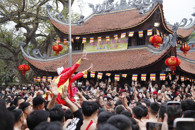 Bốn ông đám xuất hiện tại đình làng Đồng Kỵ với sự tung hô của hàng nghìn người. Ảnh: Nguyễn Thắng