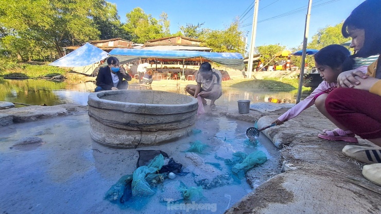 Chị Nguyễn Thị Sương (41 tuổi, Quảng Ngãi) cho biết gia đình chị đã đến suối nước nóng Hội Vân tham quan trải nghiệm nhiều lần. Theo chị, suối nước nóng Hội Vân rất đặc biệt mà không phải địa phương nào cũng có được. Đã đến với suối nước nóng Hội Vân thì không thể bỏ qua món trứng luộc trong suối nước nóng tự nhiên này. Ảnh: Trương Định