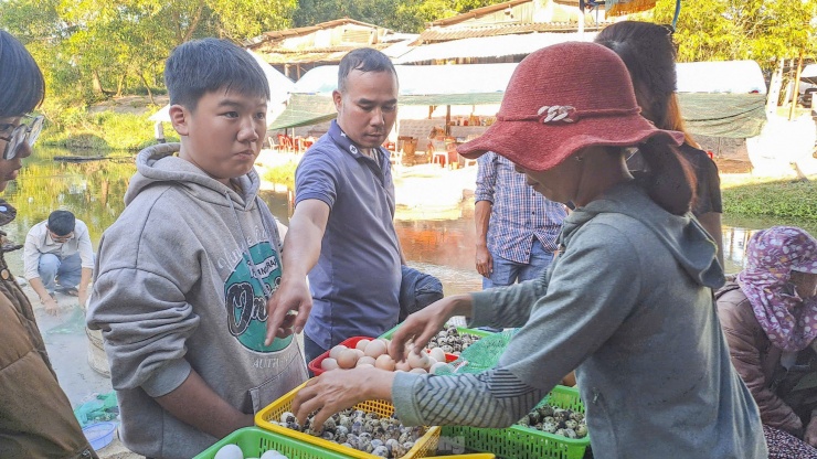 Du khách mua trứng, trải nghiệm tự tay luộc dưới suối nước nóng. Ảnh: Trương Định