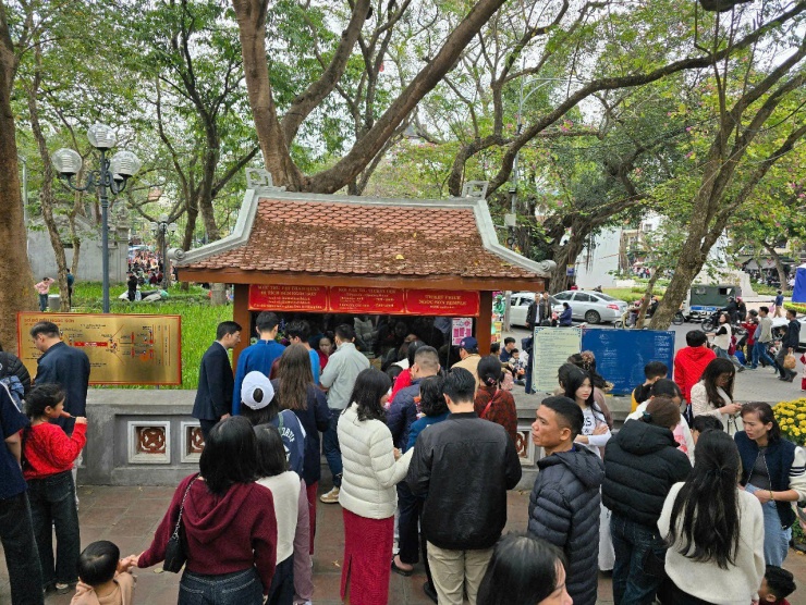 Ngoài "Thăng Long tứ trấn", du khách cũng đến nhiều danh lam thắng cảnh, di tích lịch sử trên địa bàn thành phố. Trong đó, nhiều du khách tìm đến hồ Gươm để khám phá vẻ đẹp văn hóa, truyền thống lịch sử của Thủ đô (ảnh: Du khách mua vé tại cổng Đền Ngọc Sơn).