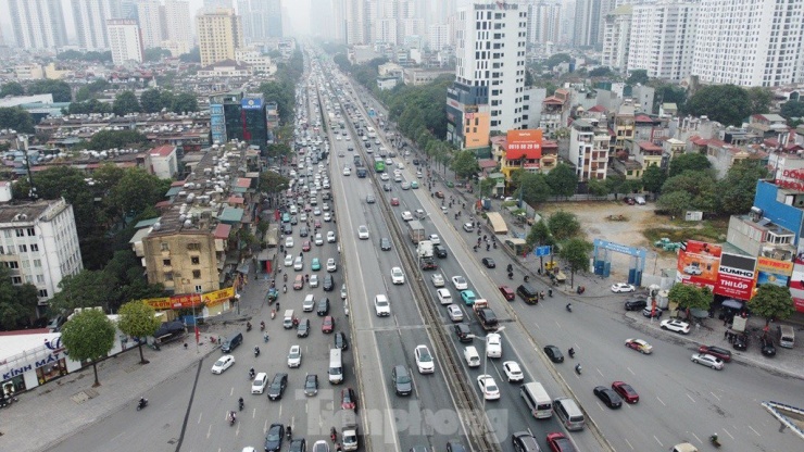 Tình trạng ùn ứ, đi lại khó khăn chỉ diễn ra ở hướng đường Khuất Duy Tiến, Nguyễn Xiển về nút do đây là đường Vành đai 3 nên mật độ giao thông đông trong giờ cao điểm.