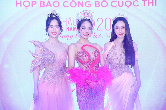 Top 3 Hoa hậu Việt Nam 2022: Hoa hậu Huỳnh Thị Thanh Thủy (giữa) và Á hậu 1 Trịnh Thùy Linh (trái) và Á hậu 1 Lê Nguyễn Ngọc Hằng. Ảnh: Trọng Tài