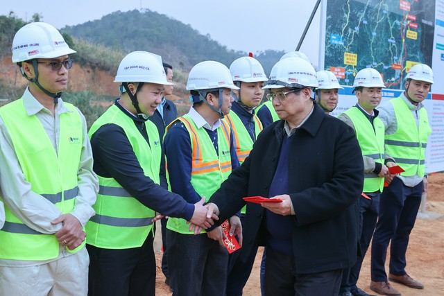 Thủ tướng Phạm Minh Chính thăm, chúc Tết, mừng tuổi cán bộ, kỹ sư thi công dự án cao tốc cửa khẩu Hữu nghị-Chi Lăng. Ảnh: Nhật Bắc