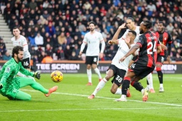 Bournemouth liên tục bỏ lỡ trước Liverpool, HLV Slot thừa nhận thắng may