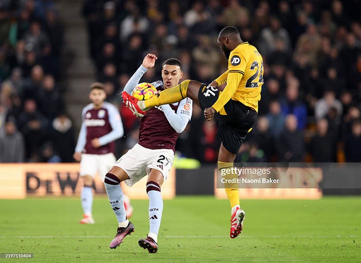 Wolves (áo vàng) đánh bại&nbsp;Aston Villa gây sốc