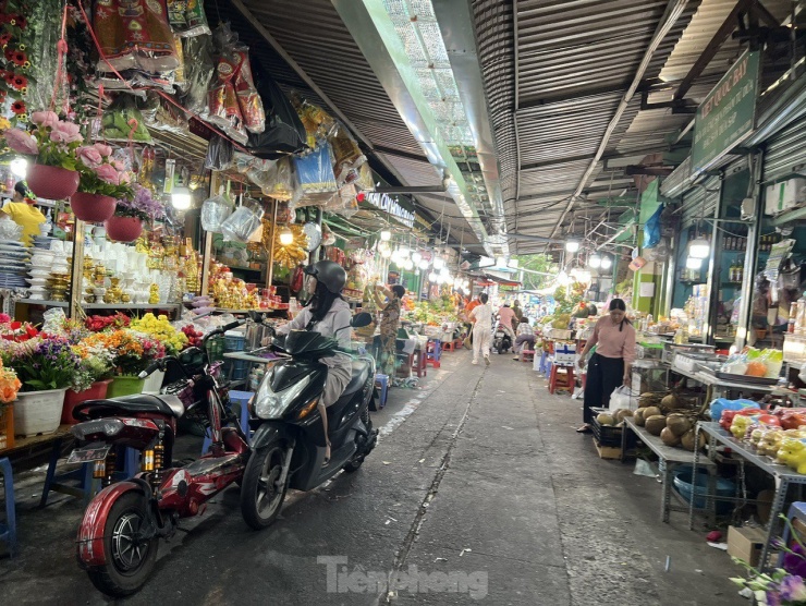 “Các loại rau như xà lách, hành lá, cà chua… vì không thể trữ lạnh nên phải nhập hàng mới. Do vẫn còn trong những ngày Tết, nhà vườn đang nghỉ lễ, hơn nữa các loại rau đều đã được nông dân thu hoạch hết để bán trước Tết nên sản lượng nhập về không nhiều, giá tăng khoảng 20 – 30%. Giá đầu vào tăng cao nhưng tôi bán lẻ cũng chỉ tăng khoảng 3.000 – 5.000 đồng/kg. Dự kiến sau rằm tháng Giêng (15/1 âm lịch), giá cả mới ổn định trở lại” – bà Lê Thị Hà, tiểu thương chợ Hòa Bình (quận 5) cho biết.