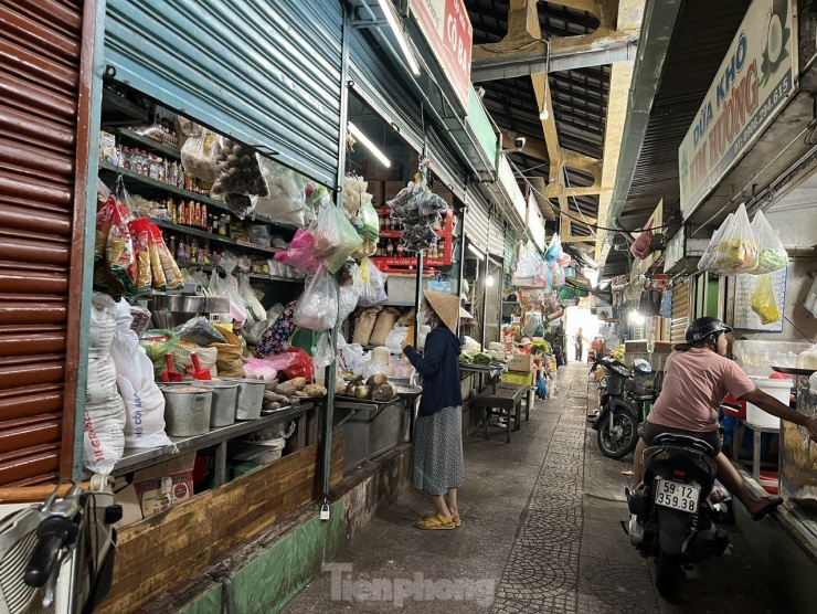 “Một số tiểu thương sau Tết đi chùa, đi hành hương nên chưa khai trương bán lại. Đa số tiểu thương sẽ bán lại sau rằm tháng Giêng” – chị Thủy (kinh doanh rau củ tại chợ Tân Định) nói.