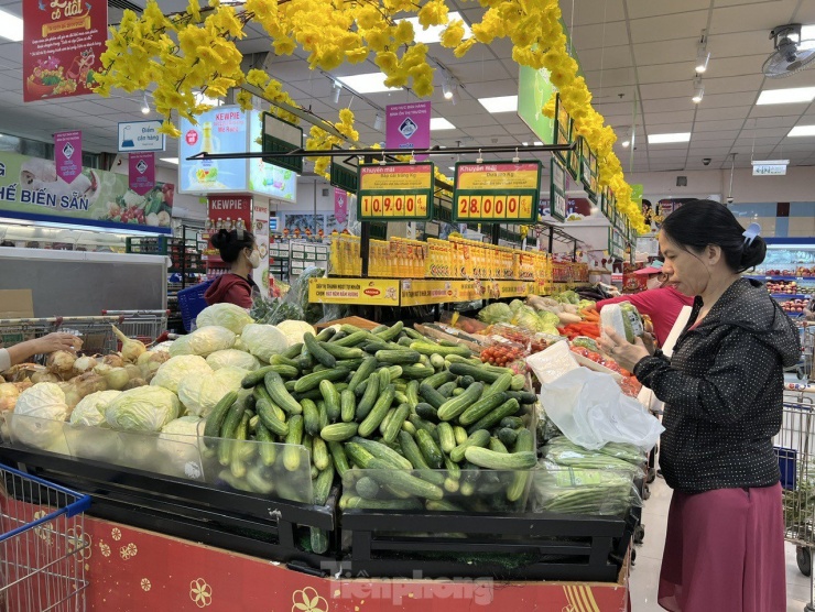 Đại diện Hiệp hội các nhà bán lẻ Việt Nam cho biết, một số mặt hàng như rau xanh, thực phẩm tại chợ truyền thống không xảy ra hiện tượng tăng giá do các hệ thống siêu thị duy trì hoạt động xuyên Tết, luôn sẵn sàng đáp ứng nhu cầu mua sắm của người dân khi các chợ tạm nghỉ Tết.