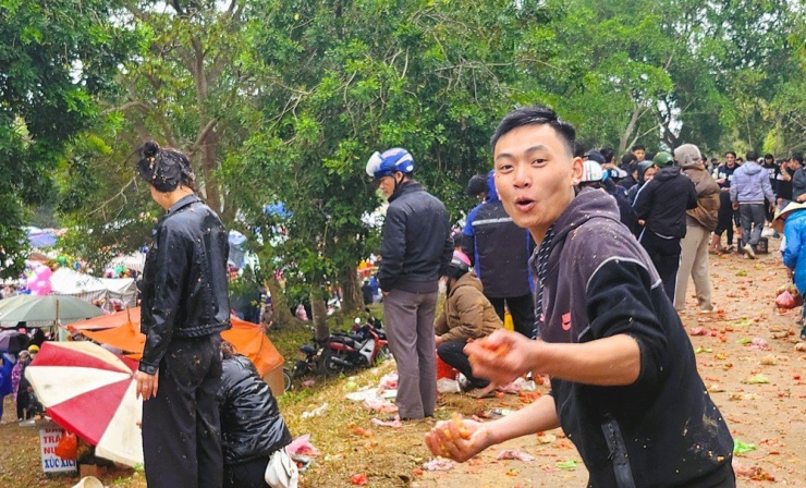 Nhiều người từ quần áo, đầu tóc nhuộm đỏ sau những trận "mưa" cà chua