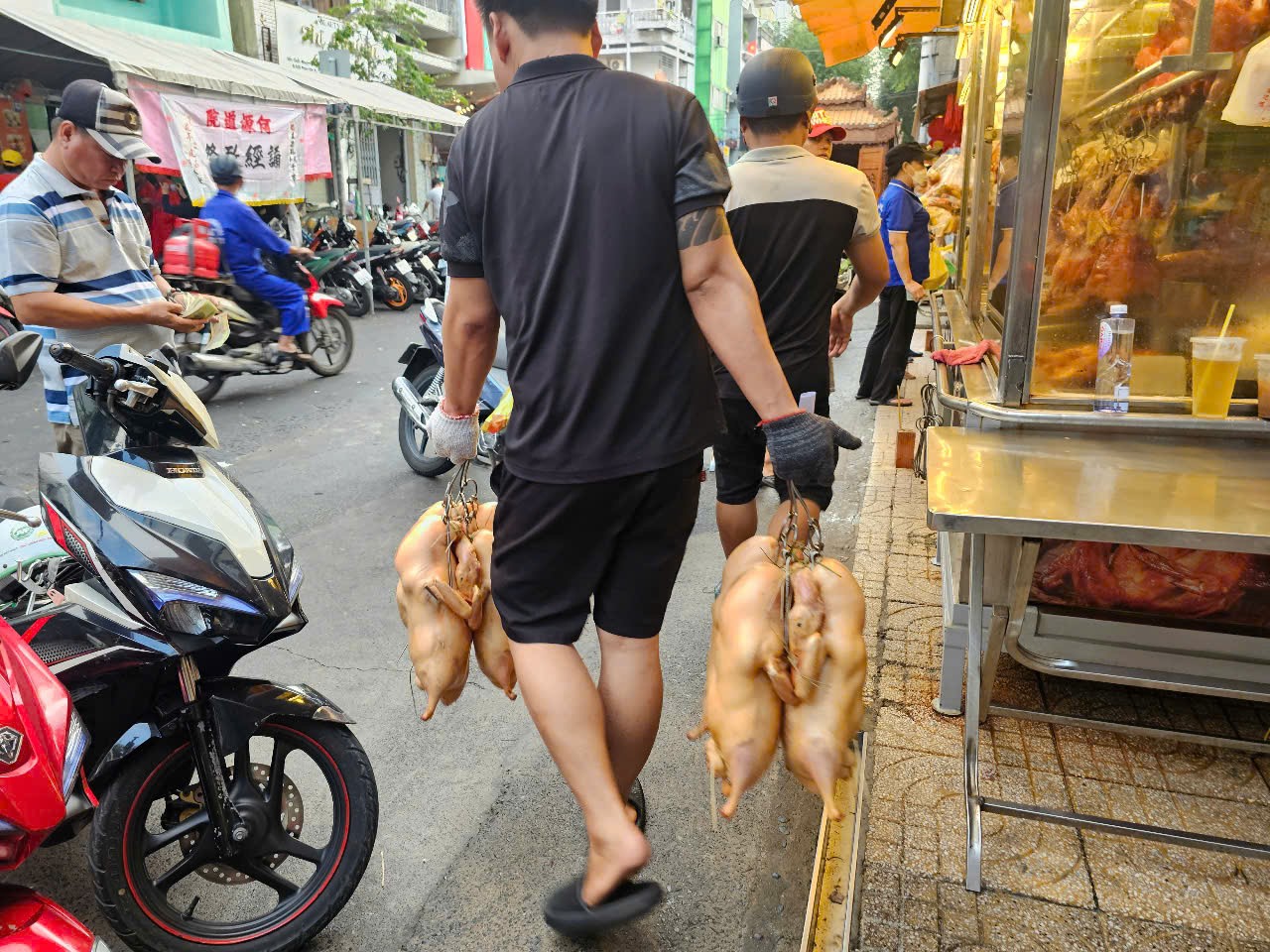 Heo, vịt quay đắt khách ngày khai trương