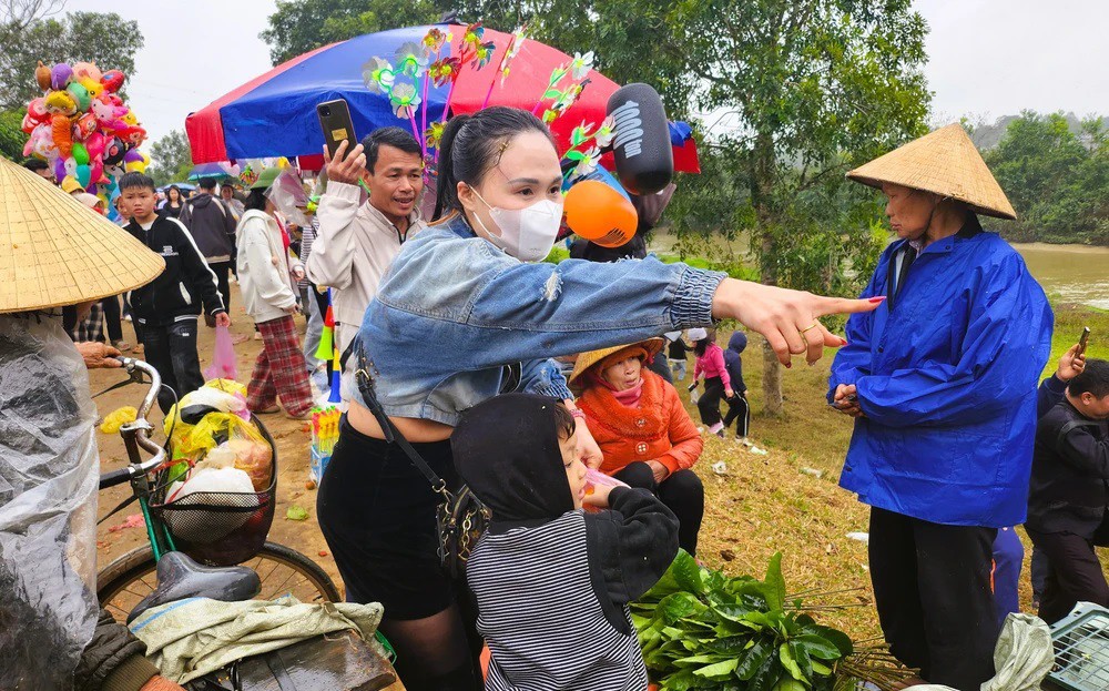 Độc lạ đầu năm: Hàng ngàn người đi chợ "choảng nhau" cầu may ở Thanh Hóa - 2