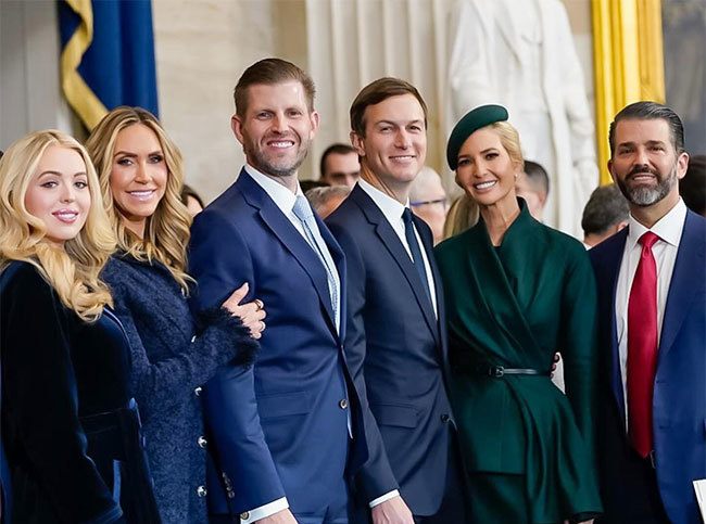 Các con trai, gái dâu rể nhà Tổng thống Trump gồm Tiffany, Lara Trump, Eric Trump, Jared Kushner, Ivanka và Donald Trump Jr (từ trái qua) trong lễ nhậm chức của bố hôm 20/1. Ảnh: Instagram Ivanka Trump