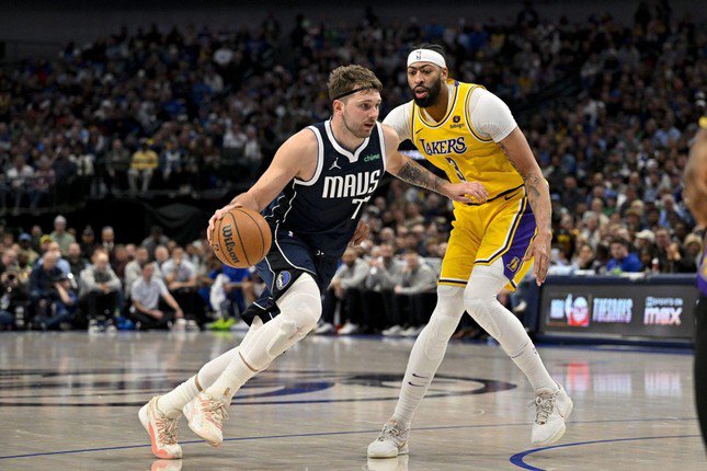 Chính Doncic và Davis không biết chuyện gì đã xảy ra.