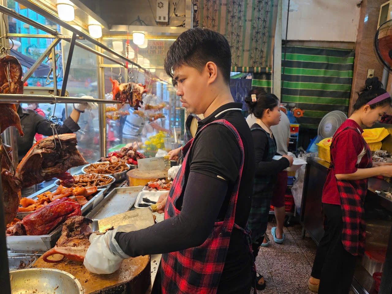 Bánh thần tài, heo quay cúng khai trương "cháy hàng" trong ngày mùng 6 - 5