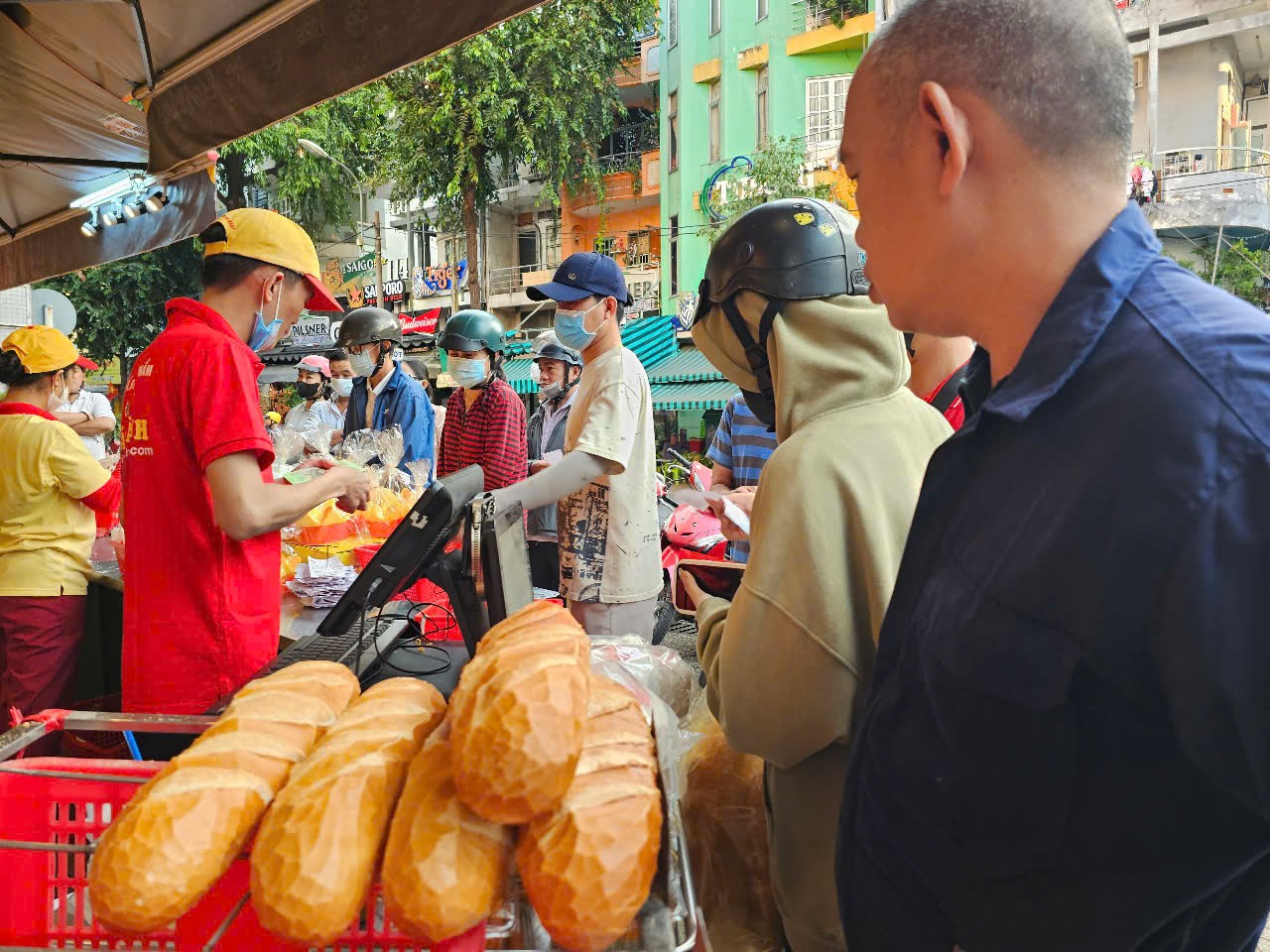 Bánh thần tài, heo quay cúng khai trương "cháy hàng" trong ngày mùng 6 - 13