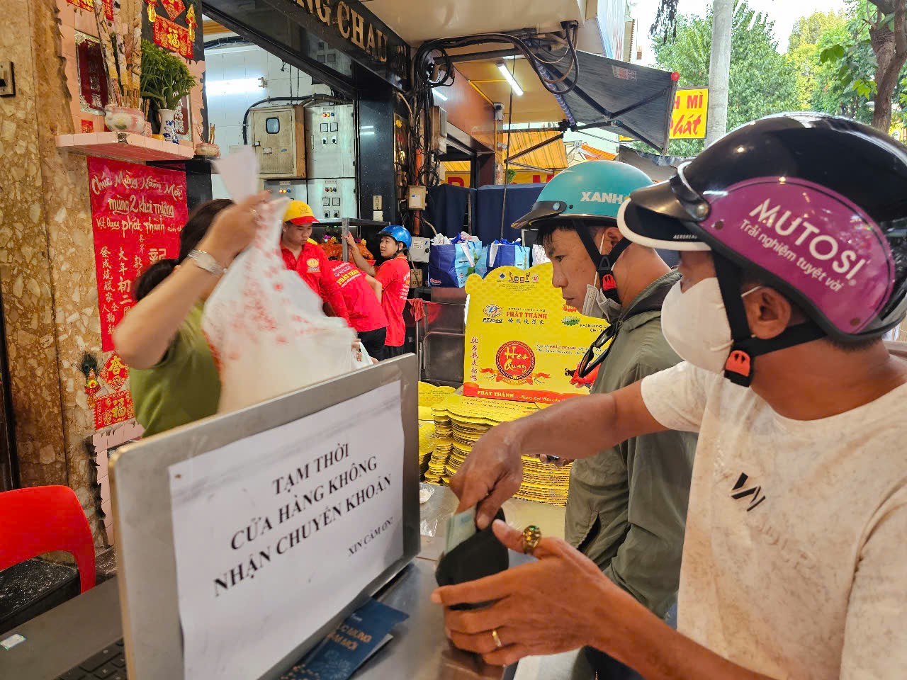 Bánh thần tài, heo quay cúng khai trương "cháy hàng" trong ngày mùng 6 - 12