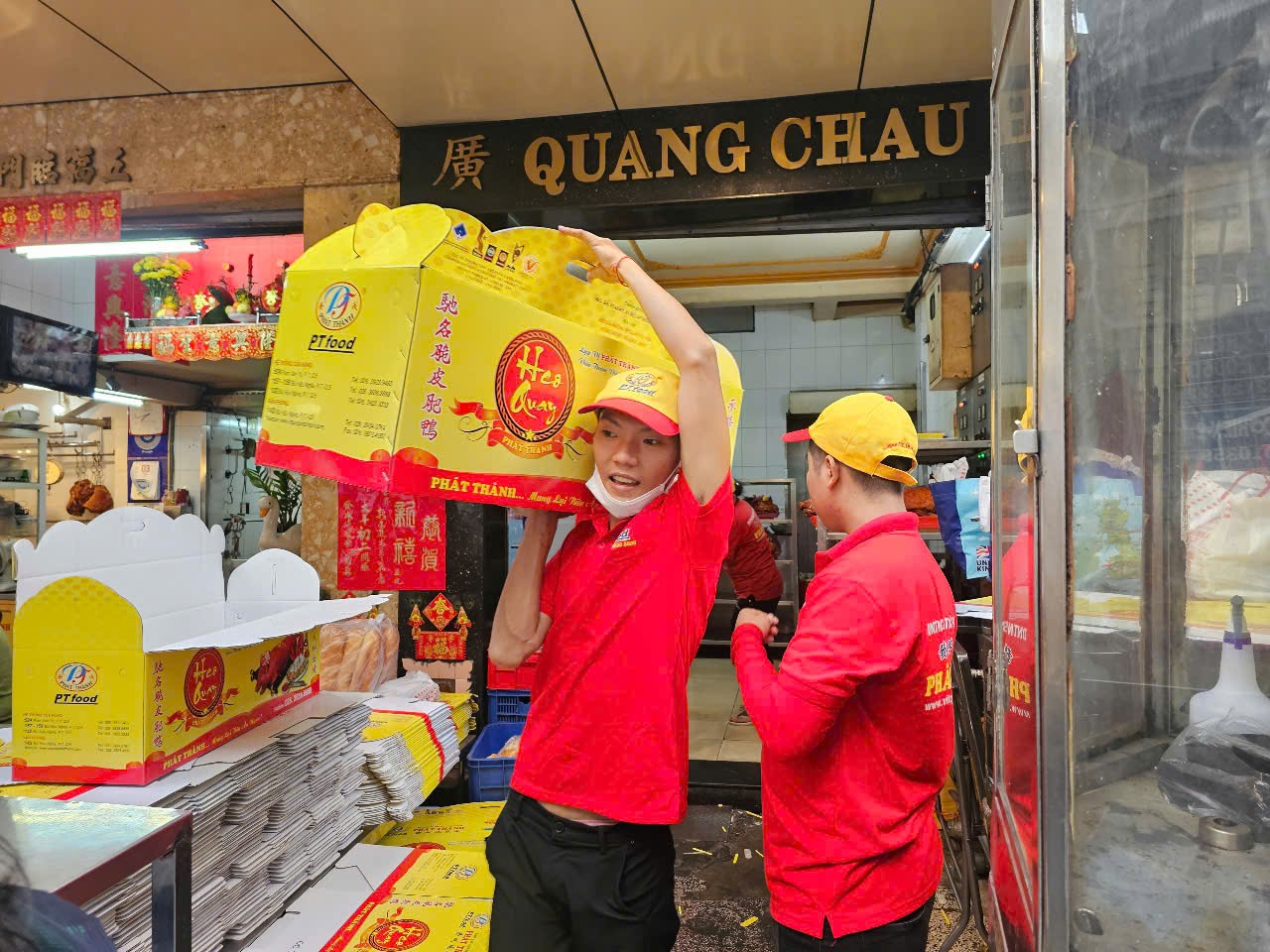 Bánh thần tài, heo quay cúng khai trương "cháy hàng" trong ngày mùng 6 - 11