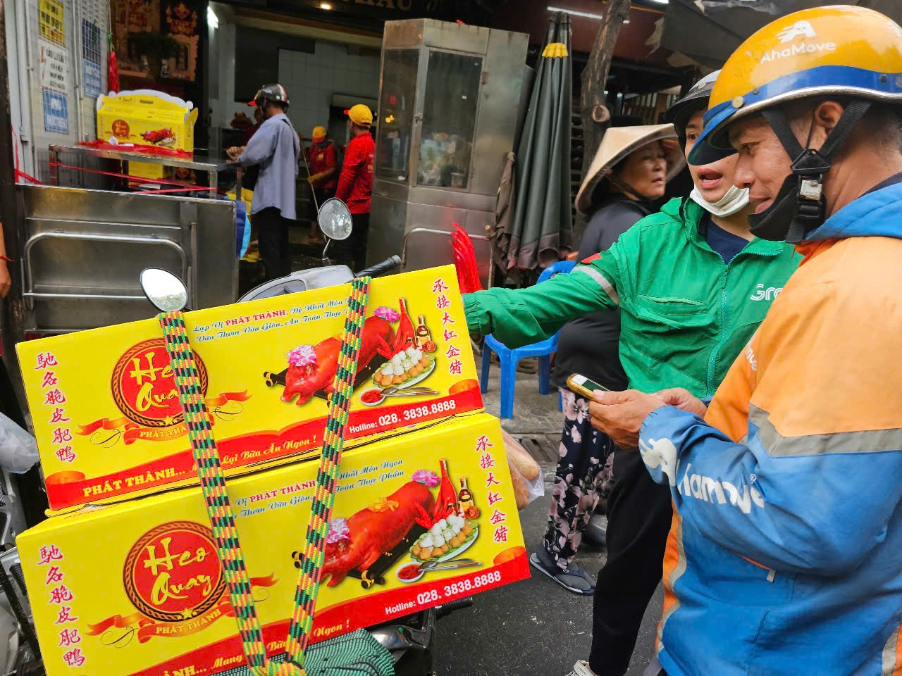 Bánh thần tài, heo quay cúng khai trương "cháy hàng" trong ngày mùng 6 - 10