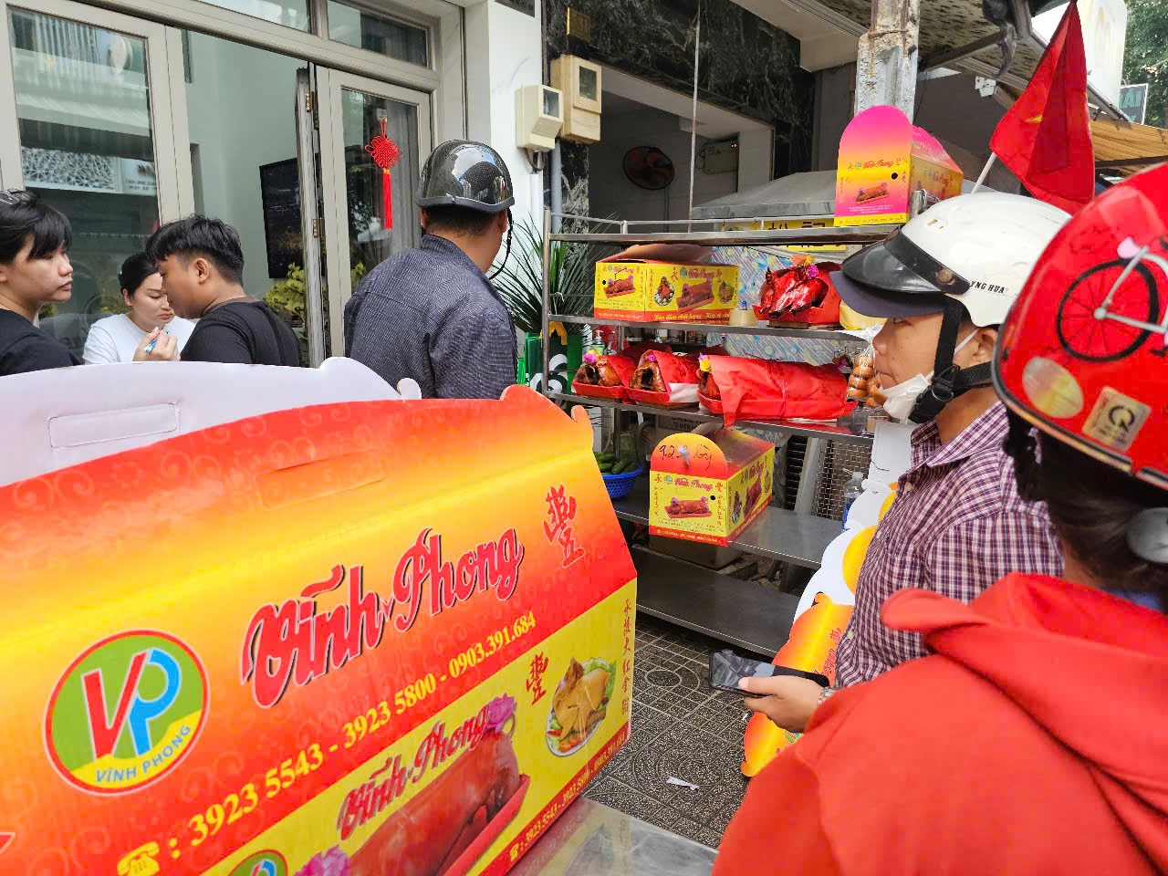 Bánh thần tài, heo quay cúng khai trương "cháy hàng" trong ngày mùng 6 - 1