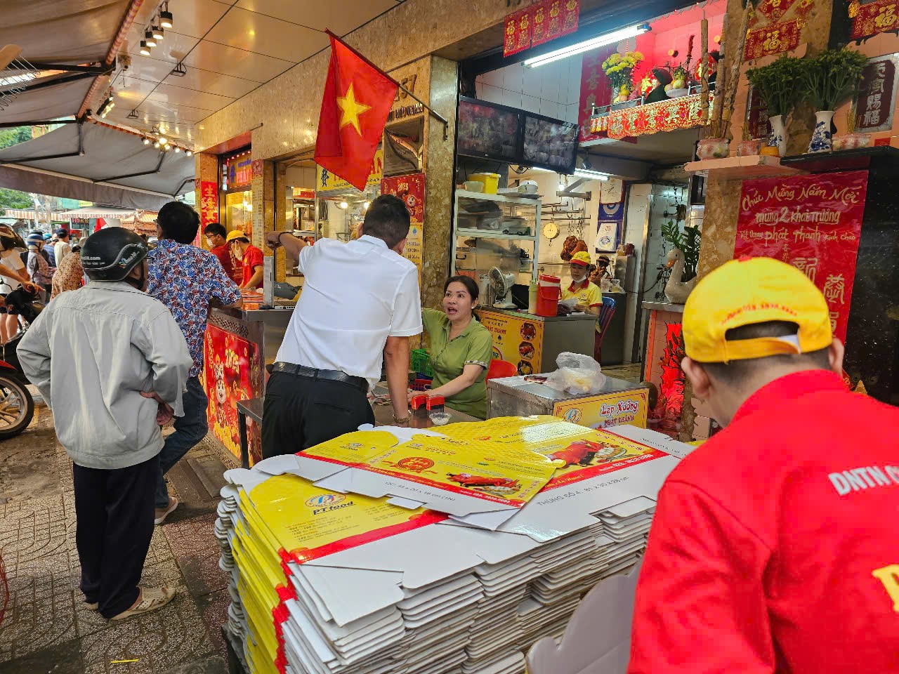 Bánh thần tài, heo quay cúng khai trương "cháy hàng" trong ngày mùng 6 - 9