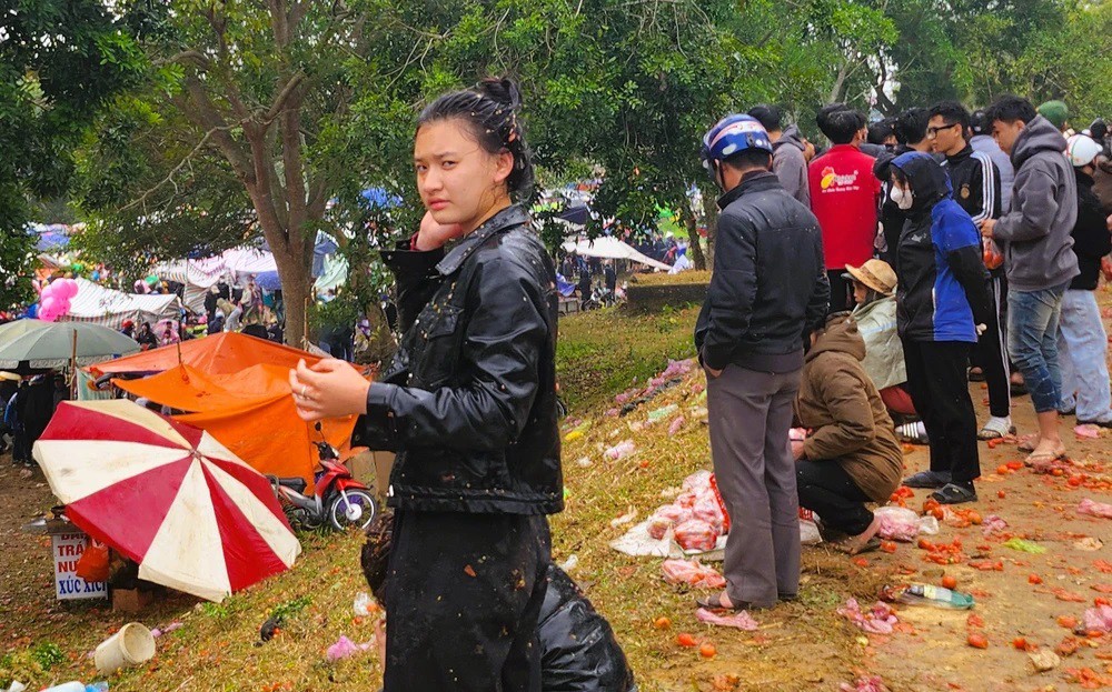 Độc lạ đầu năm: Hàng ngàn người đi chợ "choảng nhau" cầu may ở Thanh Hóa - 10