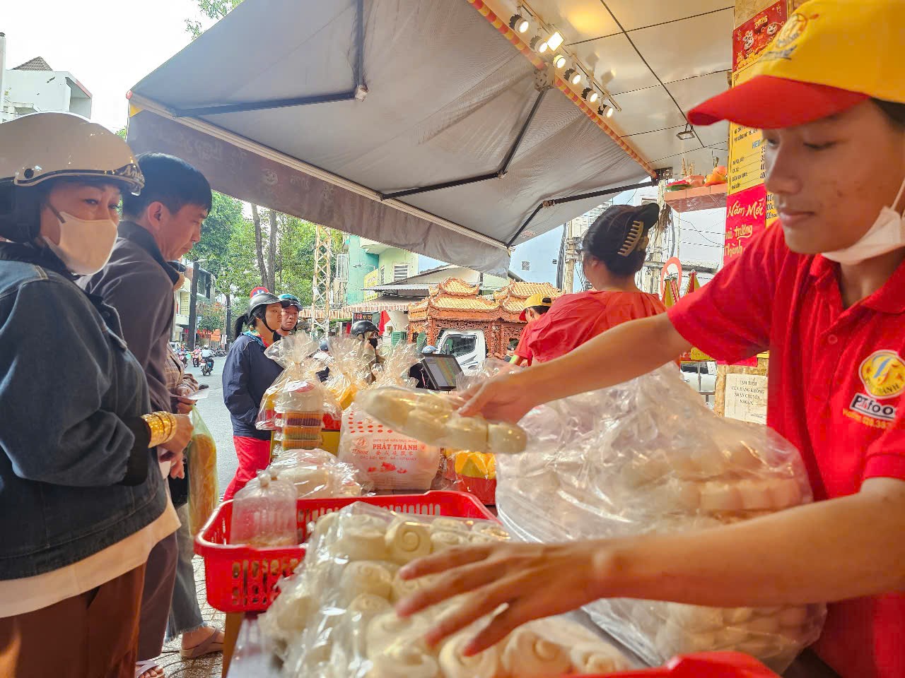 Bánh thần tài, heo quay cúng khai trương "cháy hàng" trong ngày mùng 6 - 8