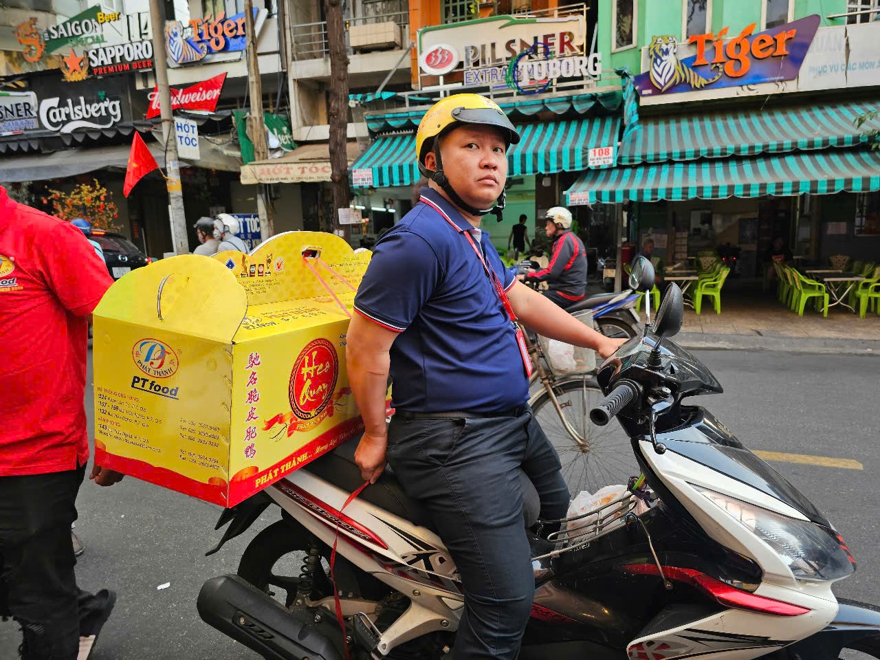 Bánh thần tài, heo quay cúng khai trương "cháy hàng" trong ngày mùng 6 - 7