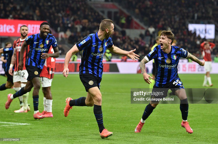 De Vrij tỏa sáng giữ lại 1 điểm cho Inter Milan