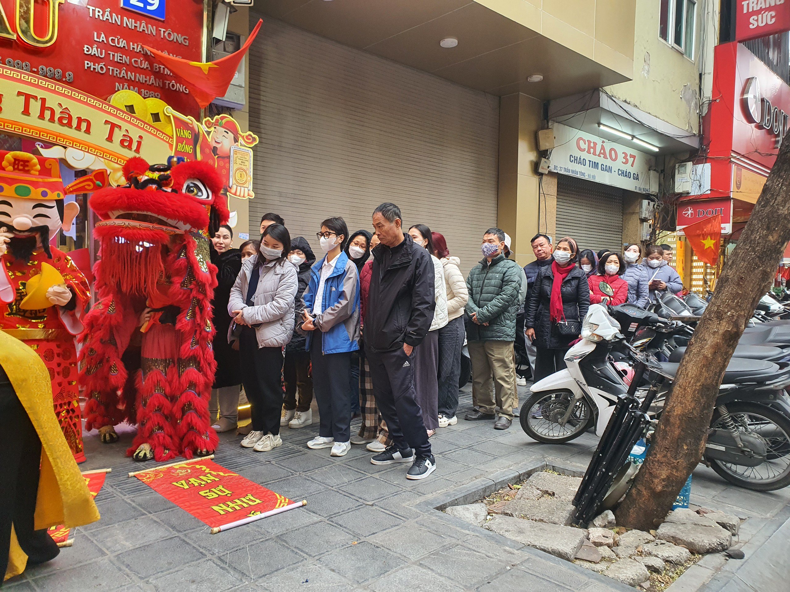 Vàng nhẫn Vàng Rồng Thăng Long được đơn vị này niêm yết ở mức 87,6-89,3 triệu đồng/lượng (mua -&nbsp;bán), tăng 1 triệu đồng/lượng ở chiều mua vào, tăng 400 nghìn đồng/lượng ở chiều bán ra so với phiên trước đó.