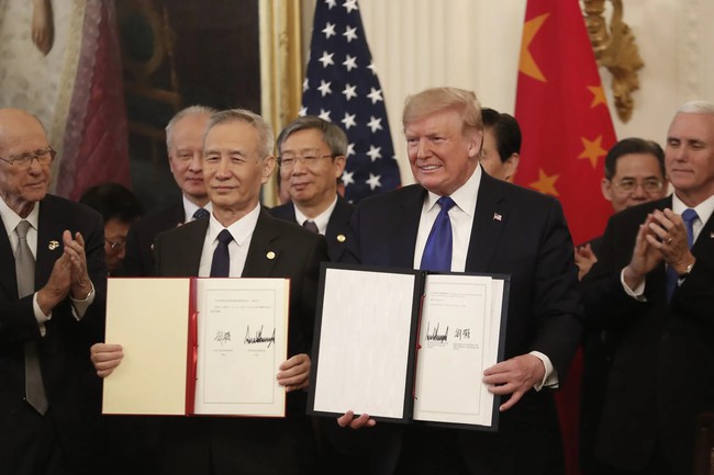 Thỏa thuận thương mại “Giai đoạn 1” mà Tổng thống Trump ký với Bắc Kinh vào năm 2020 đã chấm dứt cuộc chiến thuế quan kéo dài gần 2 năm vào thời điểm đó. Ảnh: Bloomberg