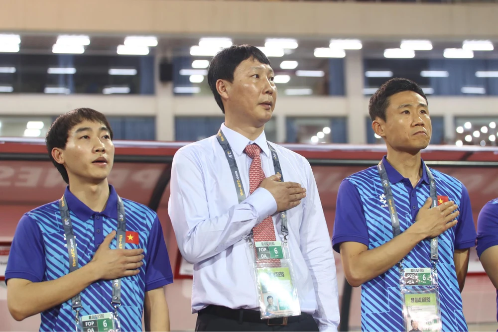 Thành công của HLV Kim Sang-sik với ngôi vô địch AFF Cup 2024 có công sức của các trợ lý thân tín đến từ Hàn Quốc. Ảnh: AP.