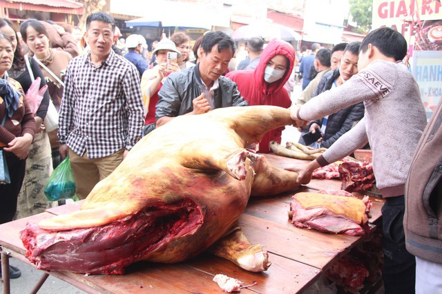 Trong số những sản phẩm bày bán, thịt bò chợ Viềng là đặc sản không thể thiếu. Người ta tin rằng, thưởng thức thịt bò trong ngày họp chợ sẽ mang lại may mắn cho cả năm. Thịt bò ở đây không chỉ ngon mà còn là biểu tượng của sự cầu mong sức khỏe và bình an.