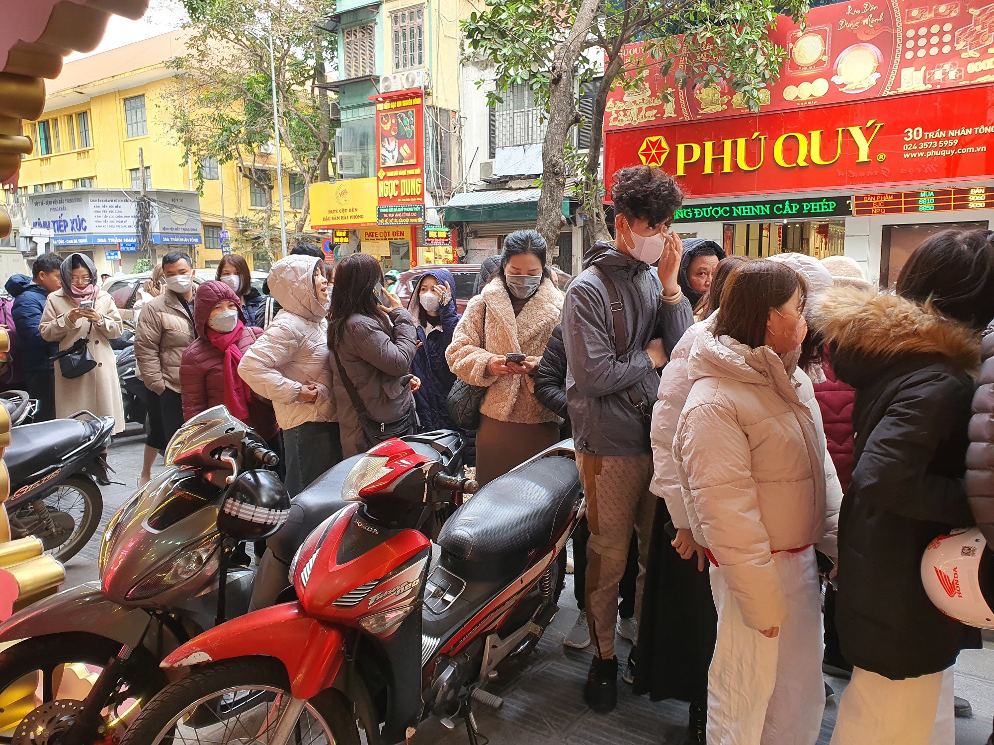 Đặc biệt, sáng nay Bảo Tín Minh Châu&nbsp;mở bán vàng nhẫn và vàng miếng không giới hạn số lượng như những ngày trước đây. Người dân được mua thoả thích.