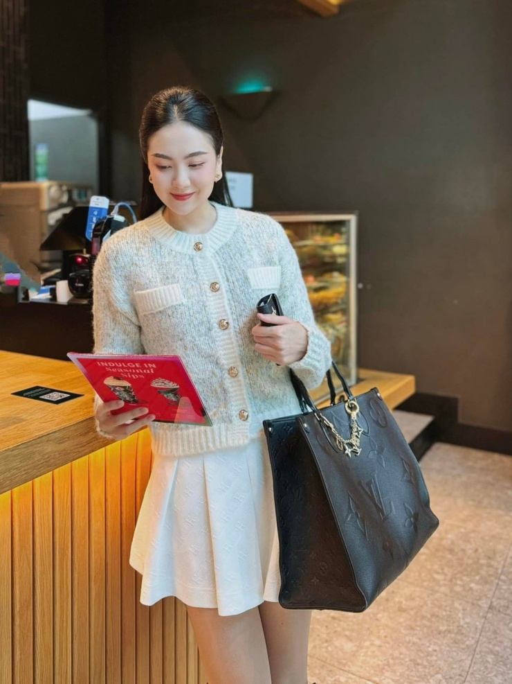 Kích thước lớn của túi Louis Vuitton OnTheGo 3.550 USD (gần 90 triệu đồng) giúp Mai Ngọc "đựng cả thế giới".