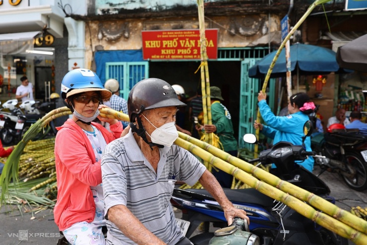 Bà Trần Nhật Nữ (quận 6) mua một cặp mía với giá 70.000 đồng về cúng. "Mía vía Ngọc Hoàng phải thẳng, còn nguyên tán lá, đốt đều và không được sâu, thân màu vàng tươi", người phụ nữ 70 tuổi cho biết.