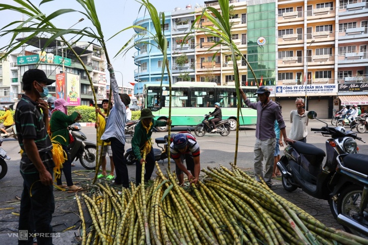 Chợ mía đường Lê Quang Sung chỉ bán trong khoảng hai ngày, thường nhộn nhịp vào buổi sáng.