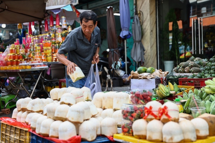 Bên cạnh hoa quả, dừa cũng là loại trái thường được cúng vía Ngọc Hoàng với ý nghĩa mang lại sự mát mẻ, dồi dào. Dừa xiêm loại lột vỏ, đính nơ trang trí có giá 20.000 đồng một trái.