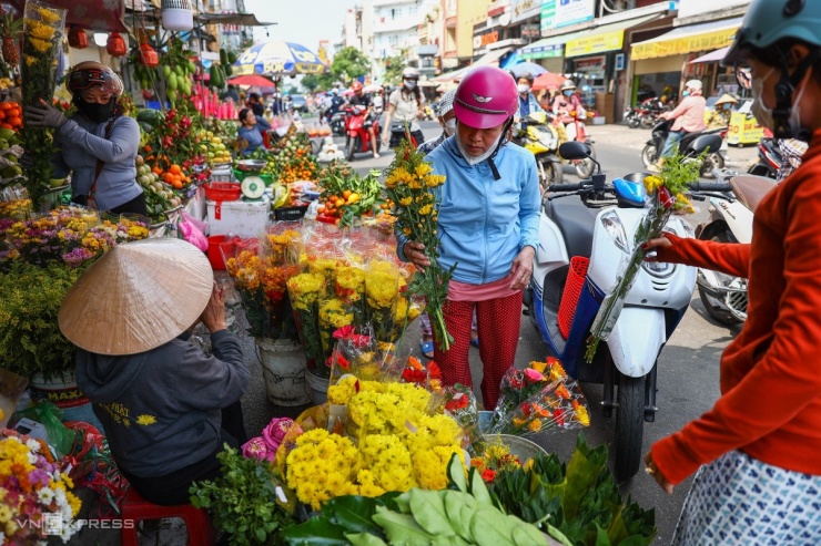 Các loại hoa cúng như vạn thọ, cúc... được bó sẵn cũng đắt hàng dịp đầu năm mới, với giá từ 10.000 đến 30.000 đồng một cây.