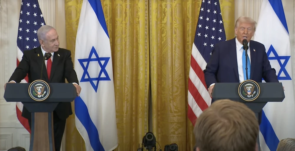 Tổng thống Mỹ Donald Trump (phải) và Thủ tướng Israel Benjamin Netanyahu tại cuộc họp báo ở Nhà Trắng hôm 4-2. Ảnh chụp màn hình: WHITE HOUSE/YOUTUBE