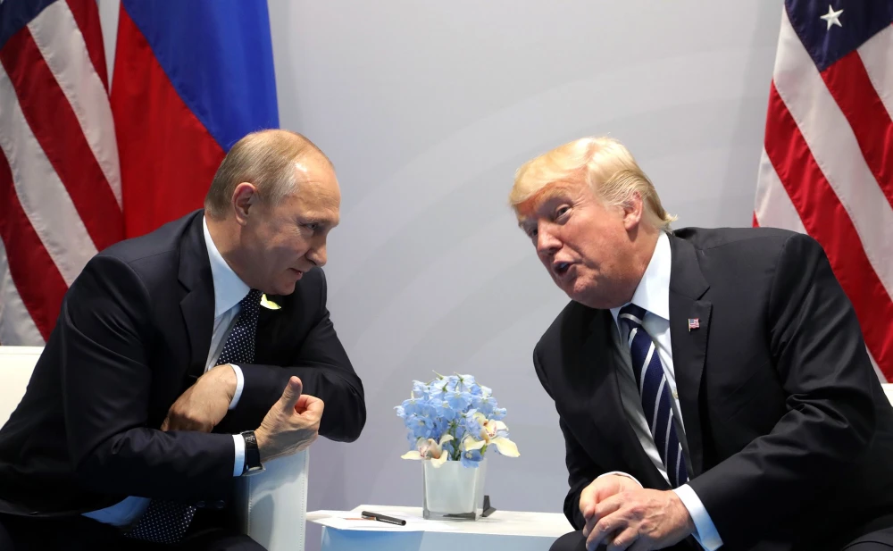 Tổng thống Mỹ Donald Trump (phải) và Tổng thống Nga Vladimir Putin (trái) gặp nhau tại Hội nghị thượng đỉnh G20 năm 2017 tại Đức. Ảnh: GETTY IMAGES