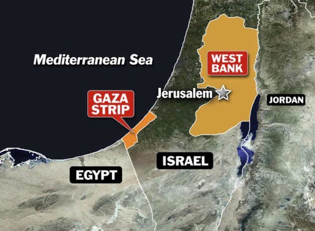 Dải Gaza (Gaza Strip) nằm giáp biển, sau lưng là Israel.