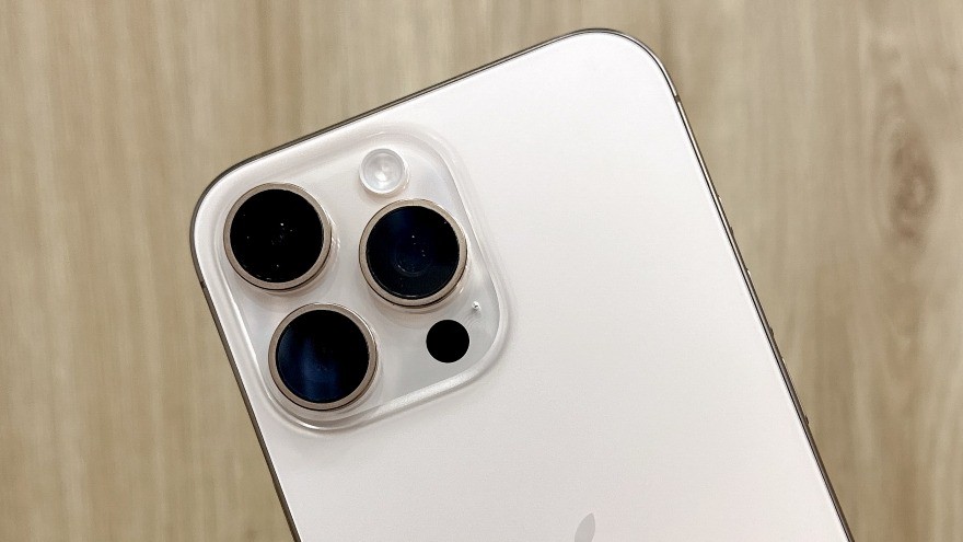 iPhone 16 Pro Max sở hữu cảm biến chính 48MP, Galaxy S25 Ultra tự hào với camera chính 200MP.