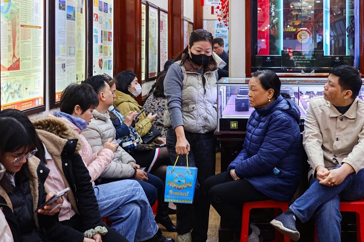 Nhiều nhà đầu tư "tay mơ" ôm số tiền lãi cả tỷ đồng nhờ mua vàng năm trước.